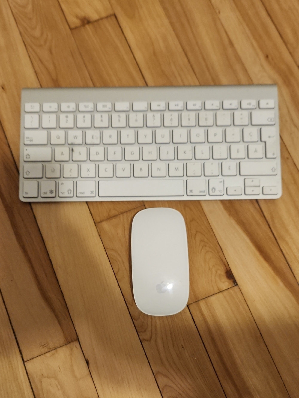 Apple White Wireless Keyboard and Magic Mouse - White/Silver